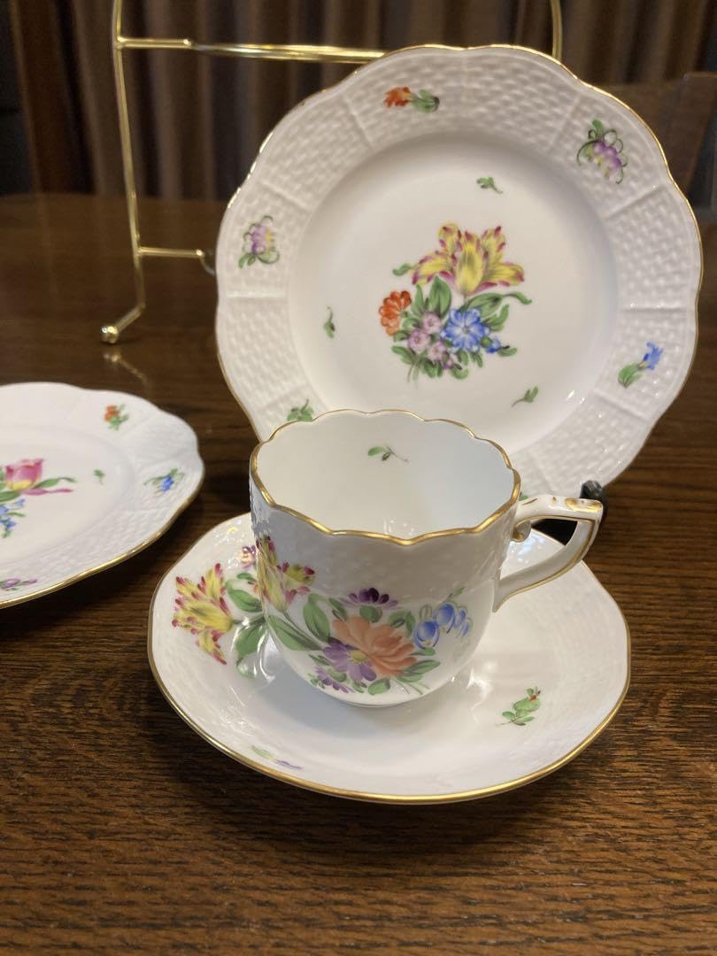 【美品】ヘレンド チューリップの花束 プレート2枚とケーキスタンド Amazon.co.jp: ヘレンド チューリップの花束 プレート2枚とケーキ